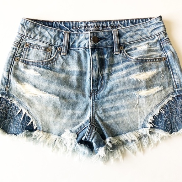 American Eagle Womens Medium Wash Embroidered Distressed Cutoffs Size 0 - Picture 1 of 11